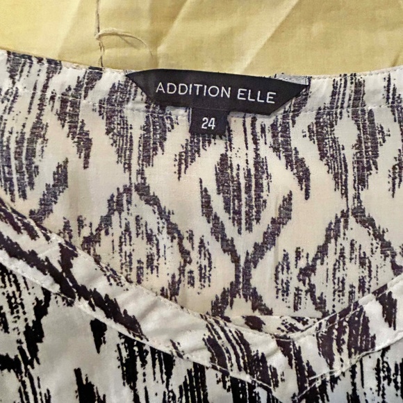 NEW PHOTOS! V-NECK TOP, BLACK/WHITE, SIZE 24, GEOMETRIC PRINT, LONG ROLL-UP SLEE - Picture 9 of 11